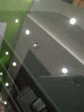 被石子砸裂的汽车挡风玻璃裂痕修复图片