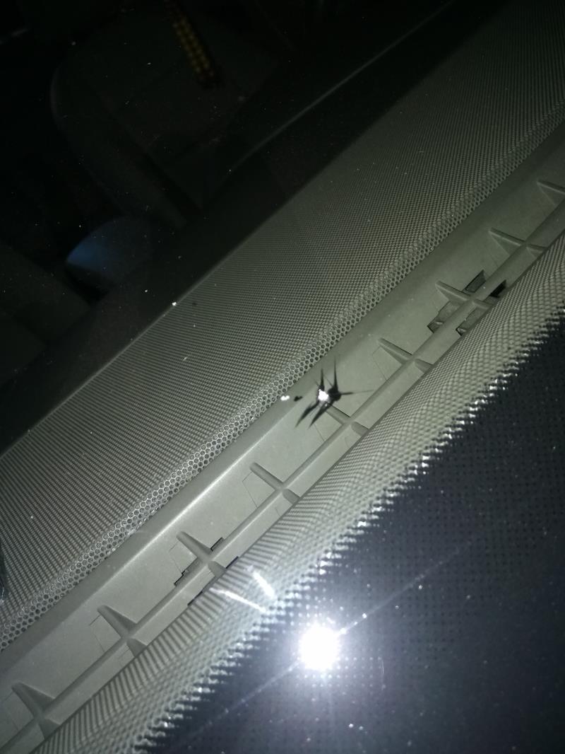 通辽汽车挡风玻璃星状裂痕修复实例